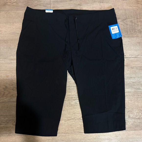 Columbia Women's Black Bermudas - Picture 7 of 7